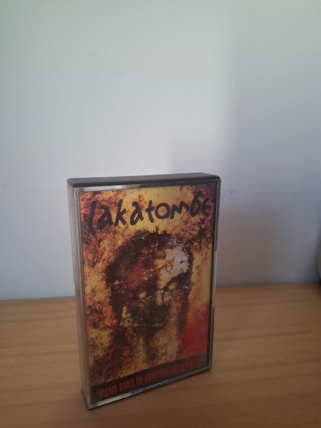 LAKATOMBE "MENS SANA IN CORPORE IN SEPULTO"