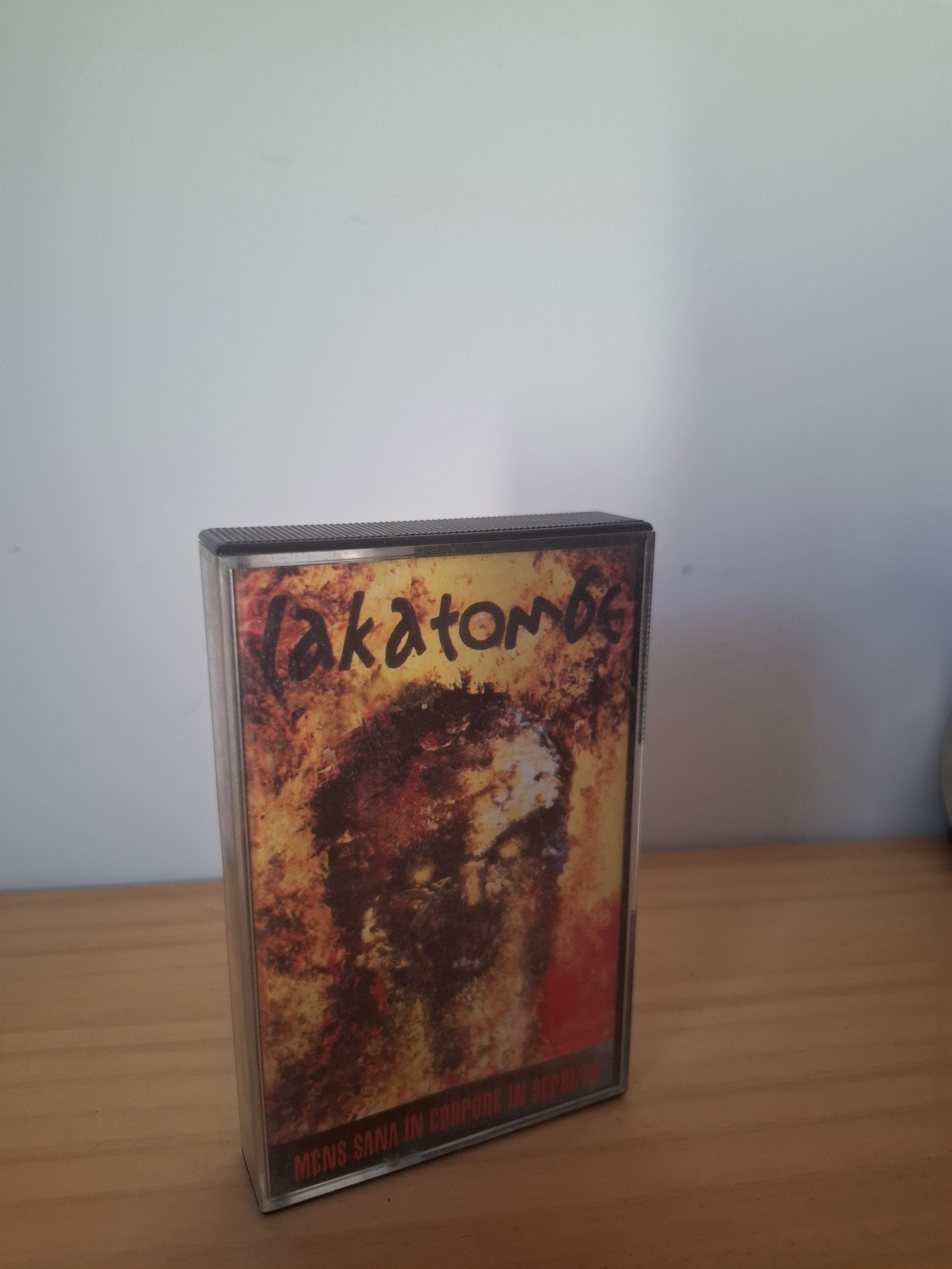 LAKATOMBE "MENS SANA IN CORPORE IN SEPULTO"
